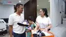 Nagita Slavina juga secara khusus memberikan Raffi Ahmad sebuah sepatu tenis yang bisa digunakan saat ia bertanding. Sepatu dari brand ternama yang diberikan oleh Gigi ini pun tak lepas dari perhatian netizen. (Liputan6.com/YouTube/Rans Entertainment)