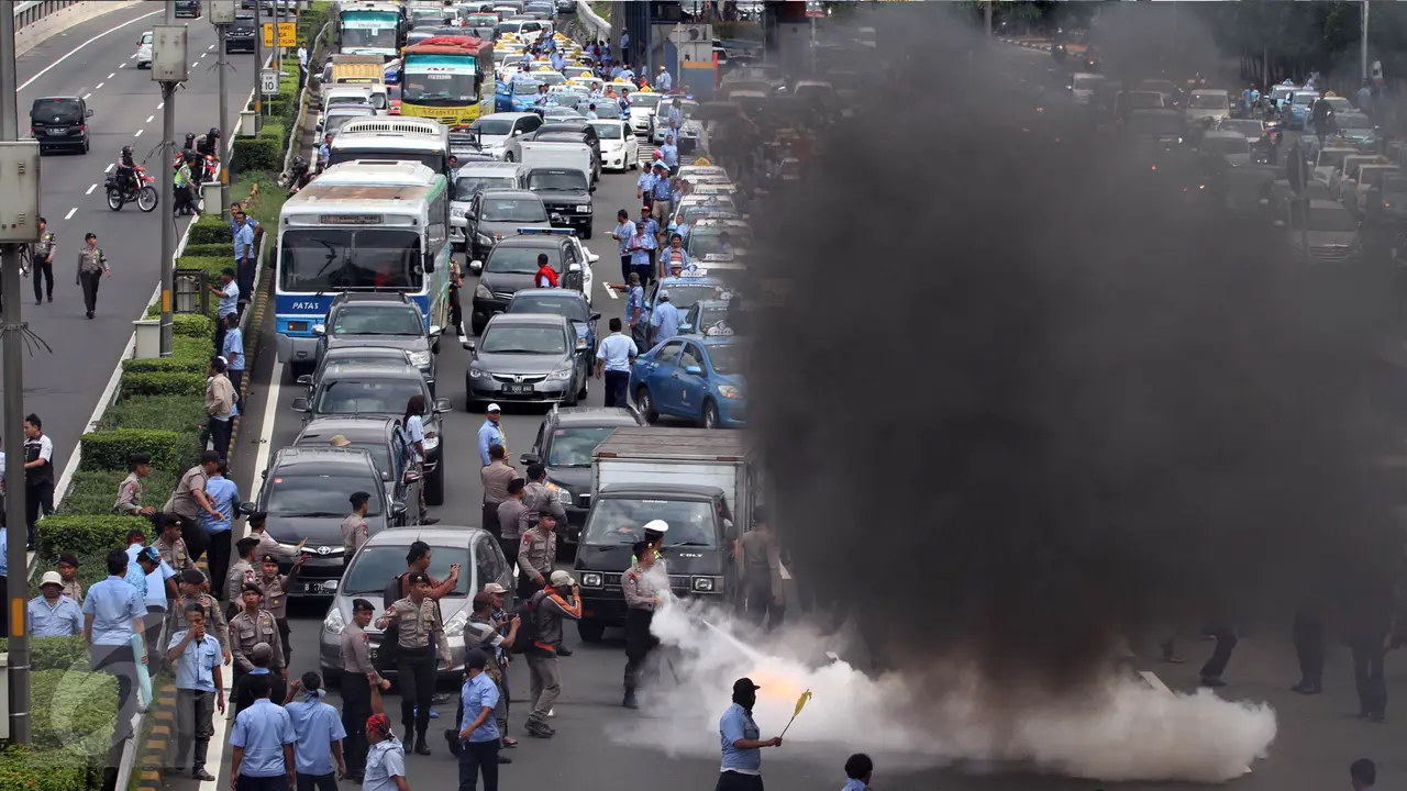 20160322-Bakar Ban, Sopir Taksi Coba Blokir Tol Dalam Kota -Jakarta