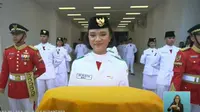 Pembawa baki saat upacara penurunan Bendera Negara Sang Merah Putih di halaman Istana Negara, Ibu Kota Nusantara (IKN), Ni Komang Tri Setia. (Tangkapan Layar YouTube Sekretariat Presiden)