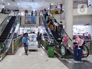 Suasana Pasar Tanah Abang Blok A, Jakarta, Rabu (19/5/2021). Pada hari ini, Pasar Tanah Abang kembali dibuka setelah ditutup sementara selama sepekan pada 12-18 Mei 2021. (Liputan6.com/Herman Zakharia)