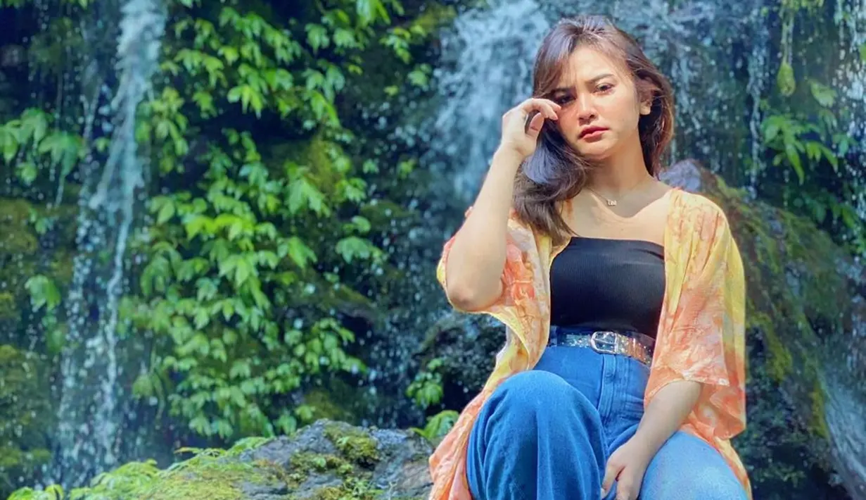 Saat traveling, Mahalini Raharja biasanya tampil santai dengan OOTD yang simpel. Meski simpel, Mahalini saat tampil ketika traveling ini mencuri perhatian. Mahalini di foto ini terlihat cantik menawan meskipun berpenampilan sederhana saat berkunjung di air terjun. (Liputan6.com/IG/@mahaliniraharja)