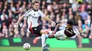 Pemain Fulham, Joachim Andersen, melakukan pelanggaran terhadap pemain Aston Villa, Ollie Watkins, yang menyebabkannya mendapat kartu merah pada laga pekan ke-8 Premier League 2024/2025 di Stadion Craven Cottage, Sabtu, (19/10/2024). (John Walton/PA via AP)