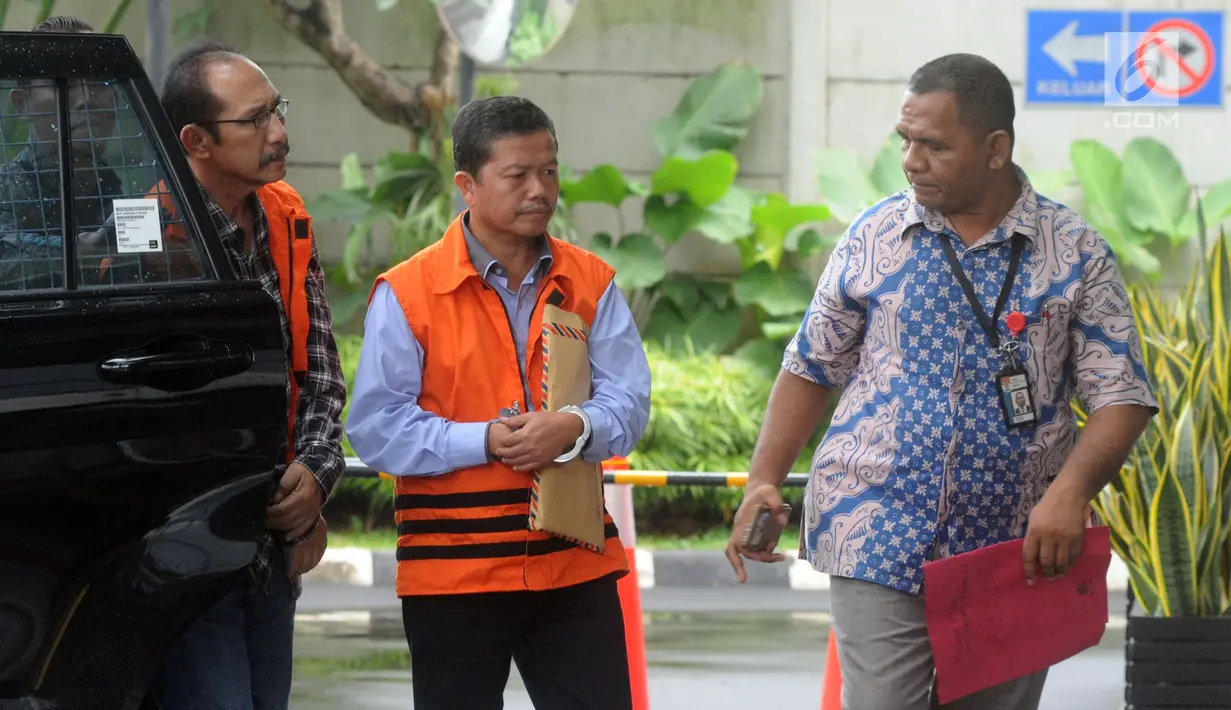 Hakim PN Jakarta Selatan nonaktif Iswahyu Widodo (kiri) dan Kepala Bidang SMP Dinas Pendidikan Kabupaten Cianjur Rosidin tiba di Gedung KPK, Jakarta, Jumat (22/2). Rosidin diduga korupsi DAK Pendidikan Kabupaten Cianjur. (Merdeka.com/Dwi Narwoko)