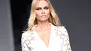Model asal Rusia, Natasha Poly berlenggang di atas catwalk memamerkan busana koleksi Atelier Versace dalam rangkaian Paris Haute Couture Fashion Week Spring-Summer 2016 di Paris, Minggu (24/1). (AFP PHOTO / Miguel Medina)