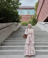 Berada di Bali, Kesha tampil dengan maxi dress floral warna pink yang dipadukan long outer warna serasi dengan kerudungnya. (@kesharatuliu05)