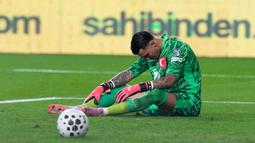 Kiper Turki, Ugurcan Cakir, tertunduk lesu setelah gawangnya dibobol pemain Spanyol, Mikel Merino, di laga kedua Grup E Kualifikasi Piala Dunia 2026 Zona Eropa di Torku Arena, Senin (08/09/2025). (AP Photo/Khalil Hamra)
