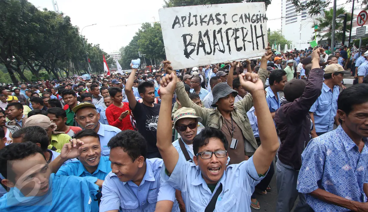 Aksi massa dari Persatuan Pengemudi Angkutan Darat longmarch dari Balai Kota menuju Istana Merdeka, Jakarta, Senin (14/3). Ribuan sopir angkutan umum itu menuntut Presiden agar menertibkan transportasi berbasis online. (Liputan6.com/Immanuel Antonius)