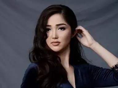 Puteri Indonesia 2018, Sonia Fergina Citra berpose dengan balutan busana biru. Perempuan asal Bangka Belitung ini dinobatkan sebagai Puteri Indonesia 2018 pada Malam Puncak Puteri Indonesia di Jakarta, Jumat (9/3). (Instagram/soniafergina)