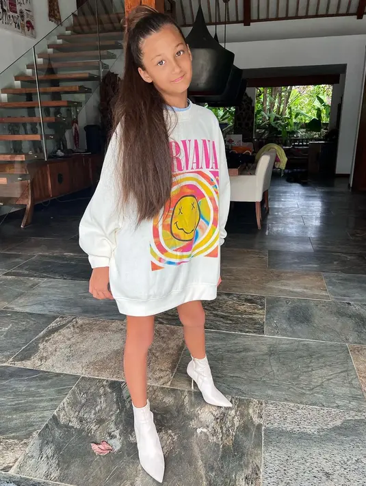 Mengenakan oversized sweater dan boots, Ayanna justru mirip Arianna Grande [@ayannabyrontigerlily]