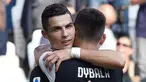 Striker Juventus, Cristiano Ronaldo, melakukan selebrasi bersama Paulo Dybala, usai membobol gawang SPAL pada laga Serie A di Stadion Allianz, Sabtu (28/9). Juventus menang 2-0 atas SPAL. (AP/Alessandro Di Marco)