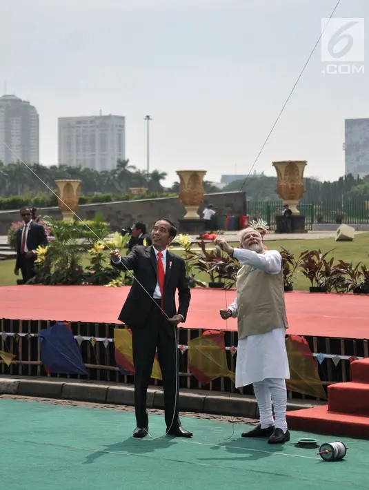 Presiden Joko Widodo (Jokowi) dan PM India, Narendra Modi bermain layang-layang di halaman Monas, Jakarta, Rabu (30/5). Keduanya melakukan perayaan 70 tahun hubungan bilateral secara simbolik dengan saling membawa layangan. (Merdeka.com/Iqbal S. Nugroho)
