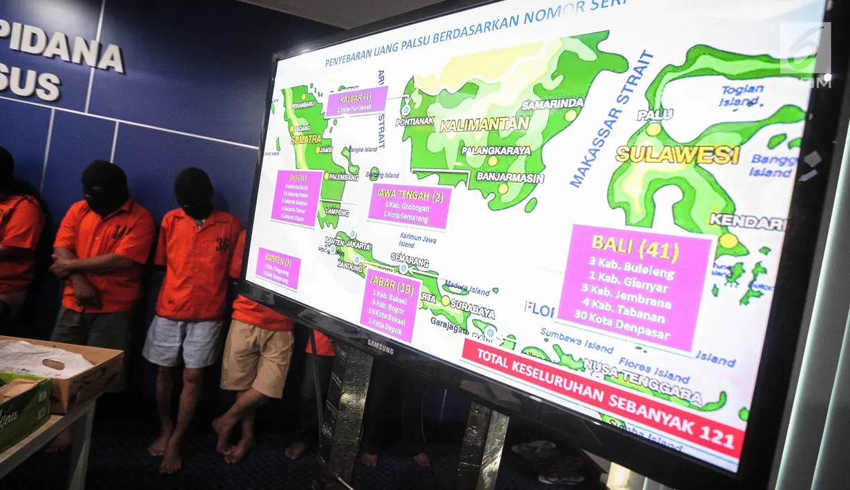Lokasi penyebaran uang palsu di pulau jawa diperlihatkan saat gelar rilis sindikat pengedar uang palsu di Pulau Jawa oleh Direktorat Tindak Pidana Ekonomi Khusus Bareskrim Polri di Jakarta, Rabu (18/10). (Liputan6.com/Faizal Fanani)