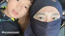 Melihat Okie Agustina kembali ke Tanah Suci, tak sedikit netizen yang ikut senang. Ini unggahan terbaru Okie Agustina pada (15/1/2025). Tampil pakai busana serba hitam, penampilan Okie Agustina bikin adem. Tak banyak yang tahu, artis berusia 42 tahun ini merupakan seorang mualaf. Okie Agustina memutuskan untuk berpindah keyakinan ketika duduk di bangku SMP. (Liputan6.com/IG/okieagustina_)
