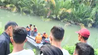 Warga sempat merekam saat korban dibawa oleh buaya yang menerkamnya keliling sungai (Liputan6.com/Ahmad Akbar Fua)