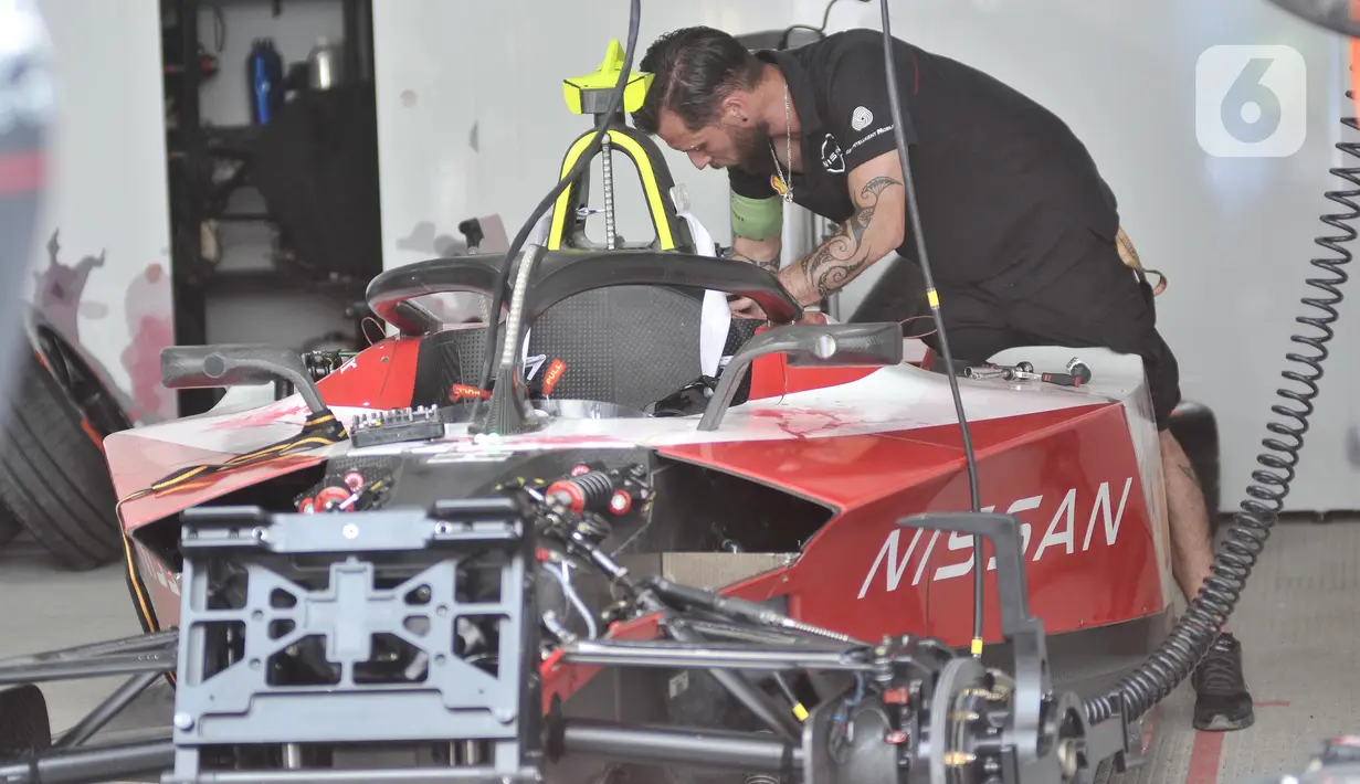 Formula E 2023 yang berlangsung di Royal Suite, Jakarta International E-Prix Circuit, Ancol, Jakarta Utara, memasuki hari kedua, Minggu (4/6/2023). (merdeka.com/Iqbal S. Nugroho)