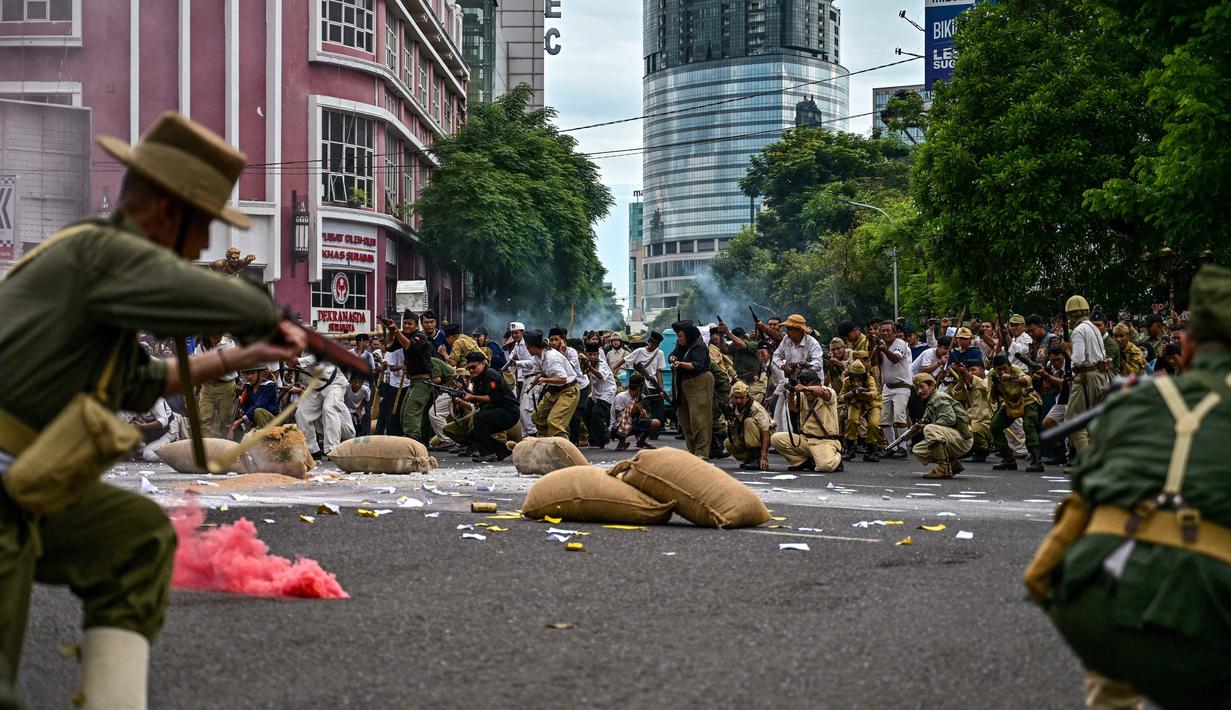 Anggota Komunitas Roode Brug Soerabaia dan Reenactor Indonesia berpartisipasi dalam reka ulang Pertempuran Surabaya, di Surabaya, Minggu 2 November 2025. Agenda tahunan ini menjadi cara pemuda dari Kota Pahlawan untuk menumbuhkan kembali api patriotisme lewat Parade Juang. (Juni KRISWANTO/AFP)