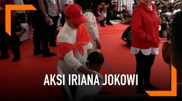 Ada kejadian menarik yang dilakukan Iriana Jokowi saat menemani suaminya berkampanye. Ia membasuh seorang anak yang kehujanan saat kampanye dilakukan.