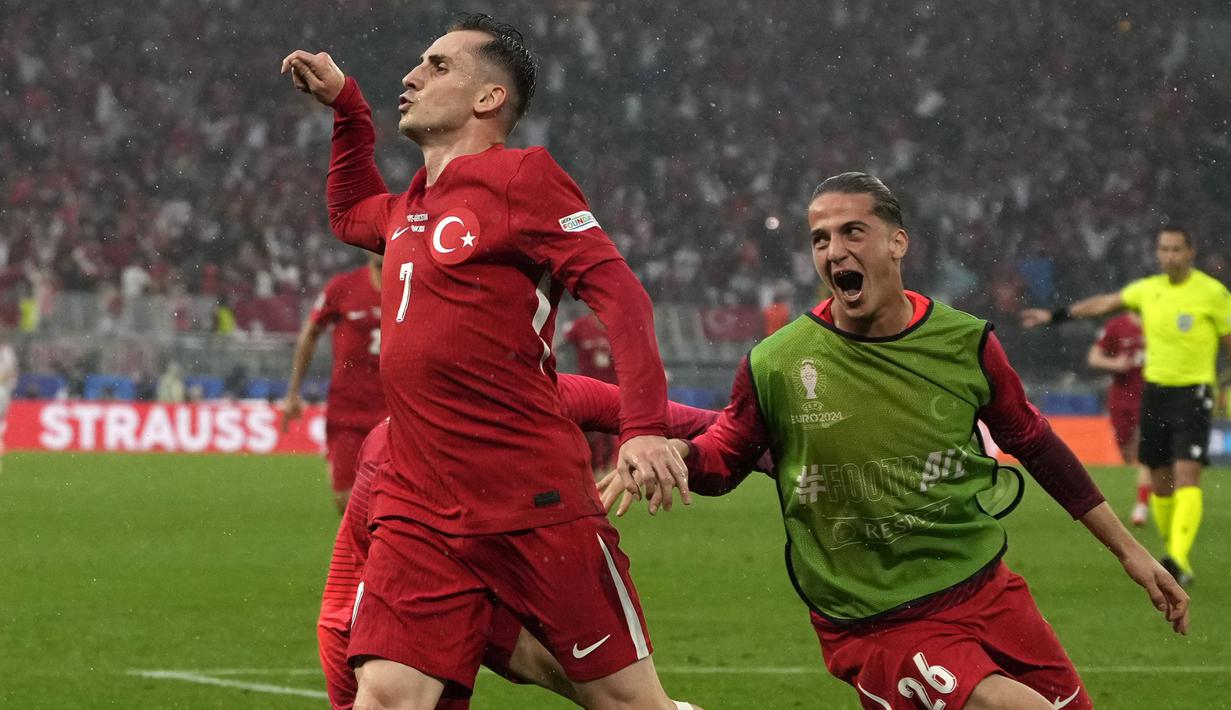 Selebrasi striker Timnas Turki, Kerem Akturkoglu (kiri) setelah mencetak gol ketiga timnya ke gawang Timnas Georgia pada laga matchday pertama Grup F Euro 2024 di Westfalenstadion, Dortmund, Jerman, Selasa (18/6/2024). (AP Photo/Alessandra Tarantino)