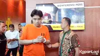 Leon Dozan ditangkap satuan Polres Jakarta Pusat di rumahnya kawasan Cirendeu, Jakarta Selatan, Kamis (16/11) malam. Setelah menjalani pemeriksaan, Jumat (17/11) Leon telah ditetapkan sebagai tersangka dugaan penganiayaan. [Foto: KapanLagi.com/Muhammad Akrom Sukarya]