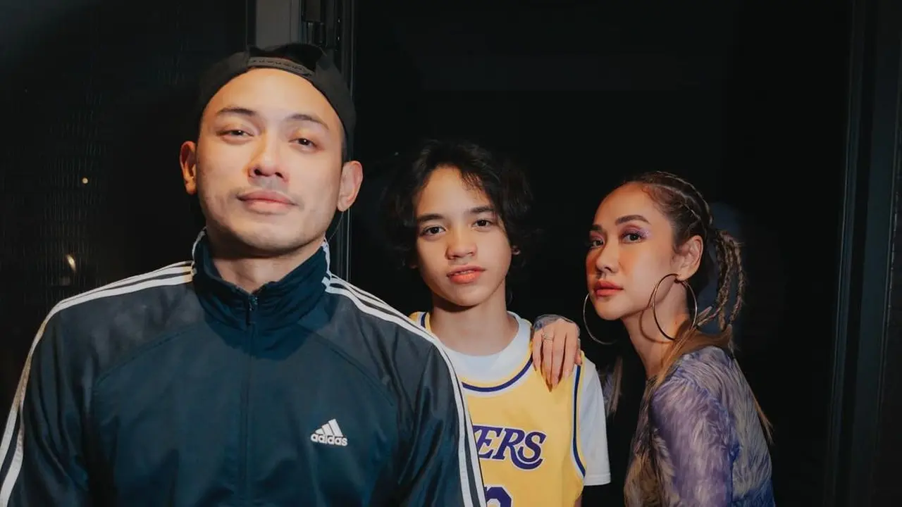 6 Gaya Hip-hop BCL Pakai Atasan Transparan dan Celana Baggy, Kompak dengan Tiko Aryawardhana dan Noah