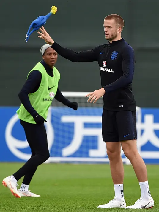 Gelandang Inggris, Eric Dier melempar mainan ayam selama mengikuti sesi latihan tim di Repino, Rusia (10/7). Inggris akan bertanding melawan Kroasia pada babak semifinal Piala Dunia 2018. (AFP Photo/Ellis)