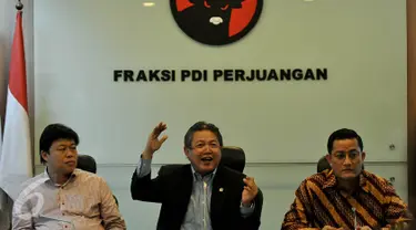 (Ki-ka) Anggota Komisi VI F-PDIP Juliari Batubara, Anggota Komisi XI F-PDIP Hendrawan Supratikno dan Bendahara F-PDIP DPR Alex Lukman memberikan keterangan terkait pelemahan rupiah di ruang F-PDIP, Jakarta, Selasa (29/9/2015). (Liputan6.com/Johan Tallo)