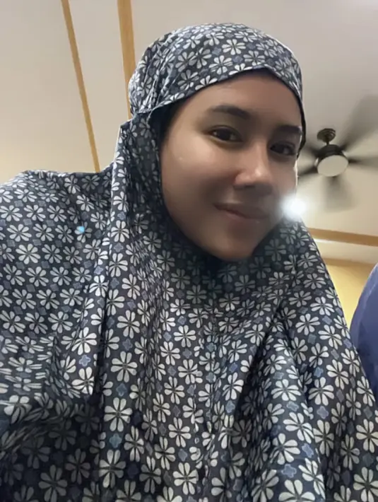 Shenina Cinnamon mengenakan mukena bermotif warna navy. @shenacinnamon.