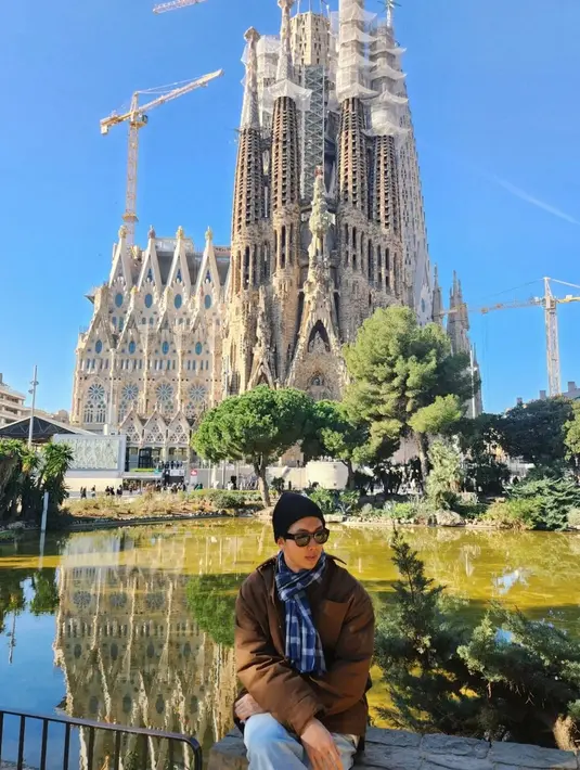 Unggahan RM BTS Saat Jalan-Jalan ke Barcelona. (Foto: Instagram/ rkive)