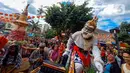 Suasana karnaval budaya saat Festival Grebeg Sudiro di kawasan Pasar Gede, Surakarta, Jawa Tengah, Minggu ( 19/1/2020). Grebeg Sudiro merupakan acara tahunan untuk menyambut Tahun Baru Imlek. (Liputan6.com/Gholib)