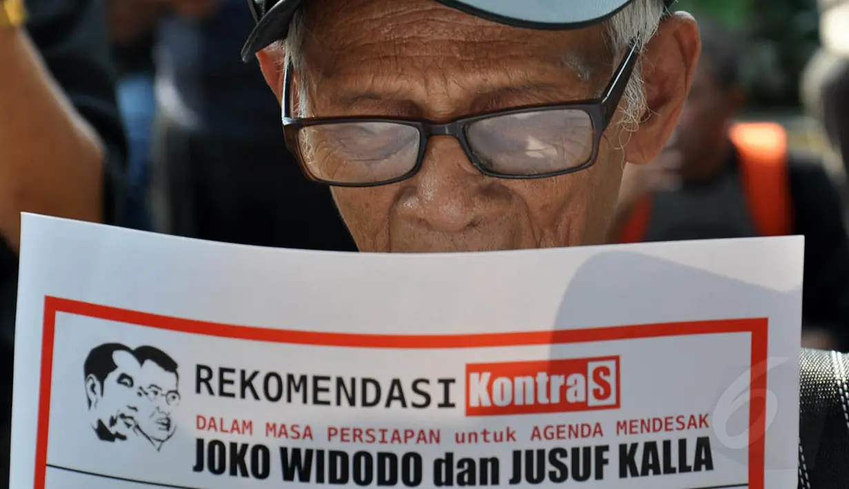 Seorang kakek tampak menunjukkam surat rekomendasi KontraS untuk pasangan presiden RI terpilih, Jakarta, Kamis (28/4/14). (Liputan6.com/Miftahul Hayat) 
