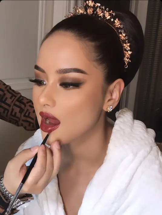 Tampilan kedua, Amanda tampil lebih glamour mengenakan lipstik merah glossy