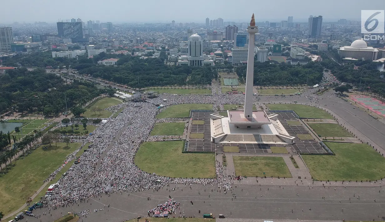 Foto aerial umat muslim melaksanakan salat Jumat saat Aksi Bela Palestina di Kawasan Monas, Jakarta, Jumat (11/5). Aksi ini bertajuk Indonesia Bebaskan Al-Quds. (Liputan6.com/Arya Manggala)