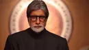 Amitabh Bachchan sudah berkarier selama 50 tahun di dunia hiburan Bollywood. Pada 2015, ia mengalami cedera punggung saat syuting film. Namun ia tetap melanjutkan syuting sampai selesai. (Foto: indianexpress.com)