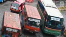 Angkutan Metromini menunggu penumpang di Terminal Blok M, Jakarta, Jumat (12/4). Sebanyak 312 bus sedang yang akan bekerja sama dengan Jak Lingko didapat dari empat operator yaitu Metromini, Kopaja, Kopami, dan Koantas Bima. (Liputan6.com/Immanuel Antonius)