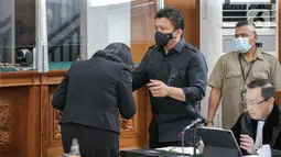 Terdakwa Ferdy Sambo dan Putri Candrawathi hadir dalam sidang dengan agenda pemeriksaan saksi kasus dugaan pembunuhan berencana Brigadir J di Pengadilan Negeri Jakarta Selatan, Selasa (1/11/2022). Ferdy Sambo dan Putri Candrawathi kompak mengenakan pakaian berwarna hitam. (Liputan6.com/Faizal Fanani)