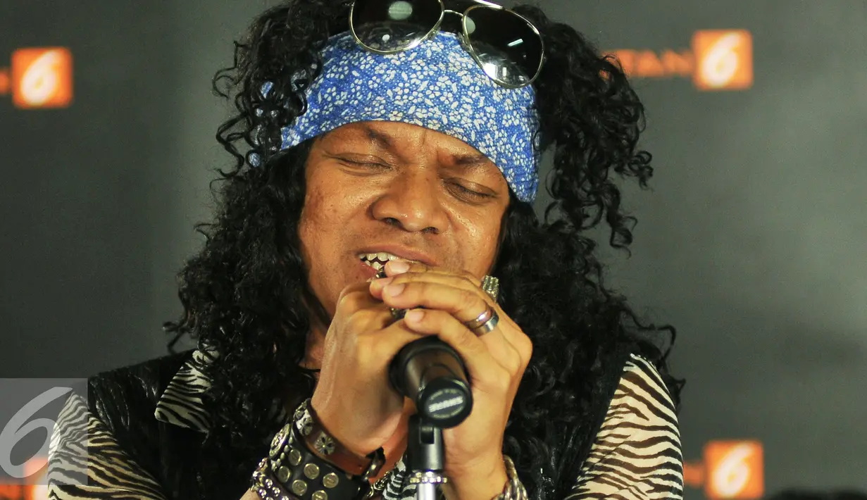 Candil saat berkunjung ke Liputan6.com, Jakarta, Selasa (10/5/2016). Candil kini membentuk sebuah band bernama Candil In The Rockalisasi. (Liputan6.com/Gempur M Surya)