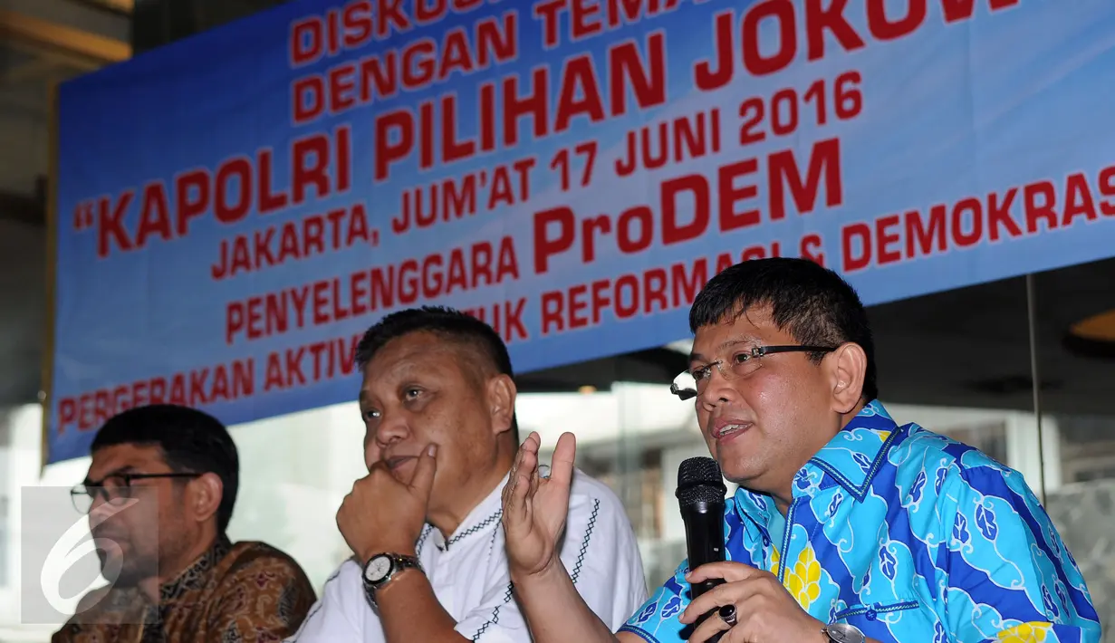 Anggota Komisi III F NasDem, Taufiqul Hadi (kanan) saat memberi keterangan diskusi Kapolri Pilihan Jokowi di Jakarta, Jumat (17/6/2016). Diskusi membahas dipilihnya Komjen Pol Tito Tito Karnavian sebagai calon kapolri. (Liputan6.com/Helmi Fithriansyah)