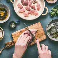 Ilustrasi memasak ayam/copyright shutterstock By VICUSCHKA