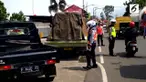 Agar pemeriksaan dilakukan secara menyeluruh, petugas mengecek kondisi mesin, ban, dan lampu hingga mengukur tonase.