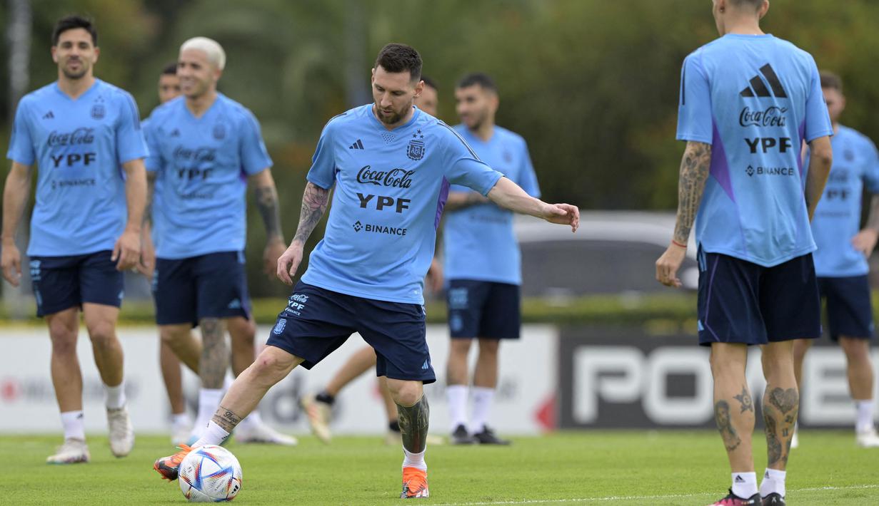 Lionel Messi dan pemain timnas Argentina lainnya saat menjalani sesi latihan di Ezeiza, Argentina, Rabu (21/3/2023). Dalam FIFA Matchday melawan Panama dan Curacao, megabintang Timnas Argentina, Lionel Messi berpotensi melewati rekor milik Cristiano Ronaldo. (AFP/Juan Mabromata)