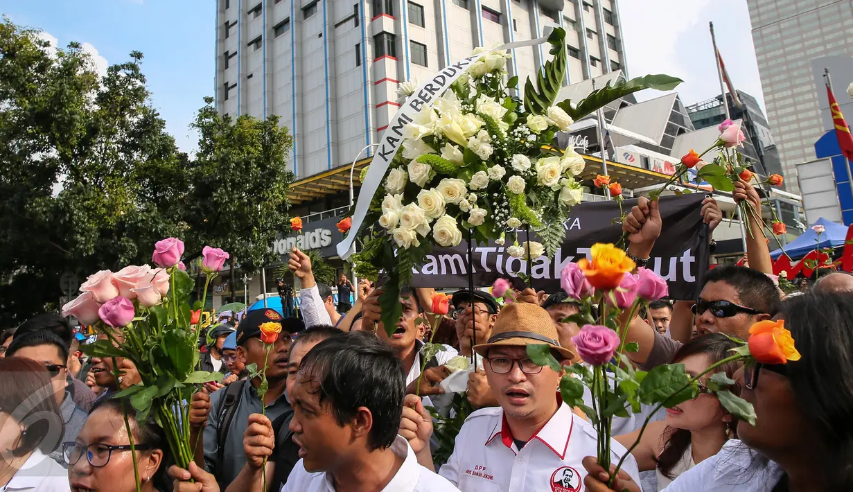 Sejumlah warga bersama organisasi masyarakat menggelar aksi solidaritas di Sarinah, Jakarta, Jumat (14/1/2016). Aksi '#KAMITIDAKTAKUT' menyerukan persatuan diantara masyarakat Indonesia untuk tidak takut aksi terorisme. (Liputan6.com/Faizal Fanani)