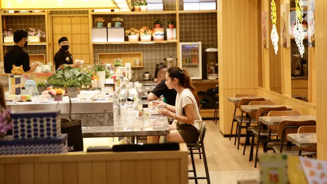 FOTO: Restoran di Mal Kembali Layani Pengunjung Makan di Tempat