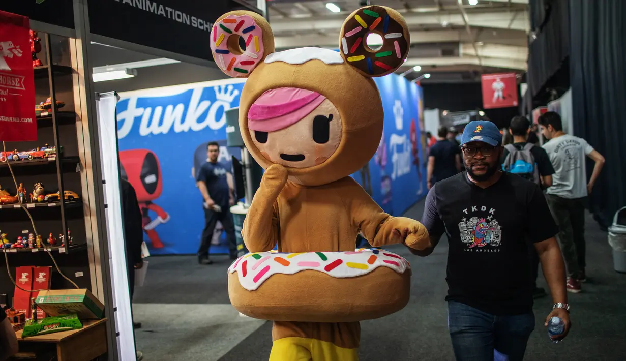 Seorang cosplayer mengenakan kostum unik berjalan melalui kerumunan orang dalam acara Comic Con Africa di Johannesburg, Sabtu (21/9/2019). Comic Con Africa yang diselenggarakan untuk tahun kedua di benua itu  akan berlangsung selama empat hari dari 21 hingga 24 September. (Michele Spatari/AFP)