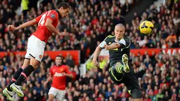 Javier Hernandez (kiri) menambah gol ke-3 Manchester United selama pertandingan sepak bola Liga Inggris antara Manchester United melawan Stoke City di Old Trafford, Manchester, Sabtu (26/10/2013). (Foto: AFP/Andrew Yates)