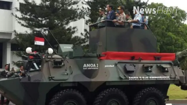 Presiden Joko Widodo mencoba panser Anoa amfibi disela-sela rapat pimpinan TNIdi  Cilangkap Jakarta Timur.
