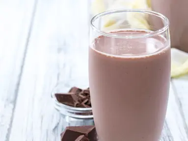 Ternyata segelas cokelat susu hangat dapat mengusir rasa ngantuk. Hal ini karena susu cokelat mengandung tirosin yang  diubah menjadi dopamin. Dopamin sendiri merupakan stimulan yang bisa melawan rasa ngantuk. (huffingtonpost.com)