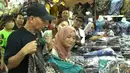 Ayu Ting Ting bersama Ayah Ojak di Pasar Tanah Abang [YouTube/Trans7 Official]