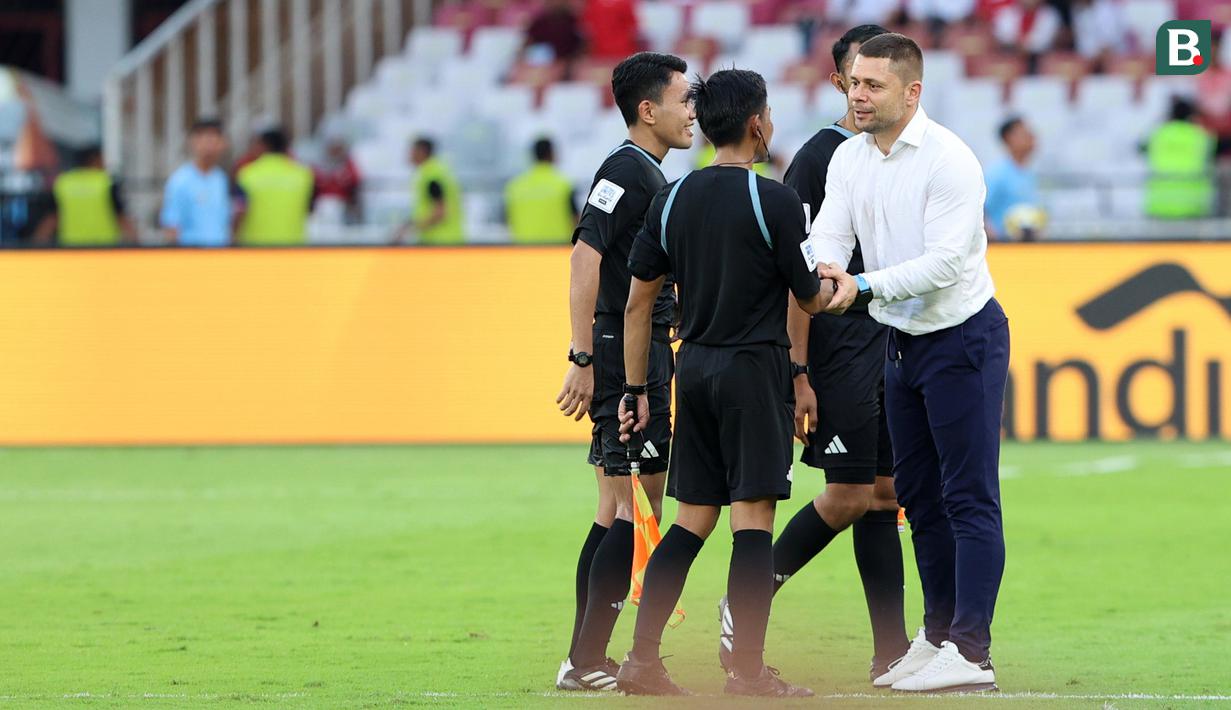 Pelatih kepala Bulgaria, Aleksandar Dimitrov menyalami wasit setelah laga semifinal FIFA Series 2026 melawan Kepulauan Solomon di Stadion Utama Gelora Bung Karno (SUGBK), Senayan, Jakarta, Jumat (27/03/2026). (Bola.com/M Iqbal Ichsan)