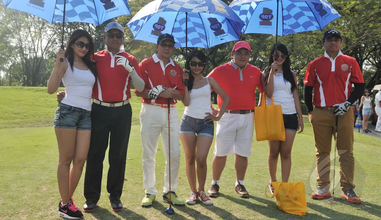 Peserta berpose bersama para gadis cantik saat perhelatan Papilion Fun Golf Competition, Jakarta, Jumat (8/5/2015). Kehadiran para wanita cantik ini menjadi warna tersendiri pada pertandingan golf tersebut. (Liputan6.com/Herman Zakharia)