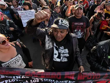 Sejumlah anak Punk turun ke jalan menolak kenaikan harga BBM, Mexico City, Meksiko (9/1). Para pengunjuk rasa menuntut Presiden Enrique Pena Nieto mencabut kebijakan tersebut atau mundur dari jabatannya. (AP Photo/Marco Ugarte)